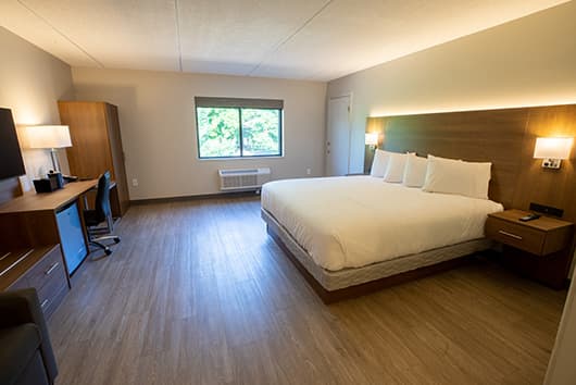 Affordable king bedroom at Superior Stay Hotel